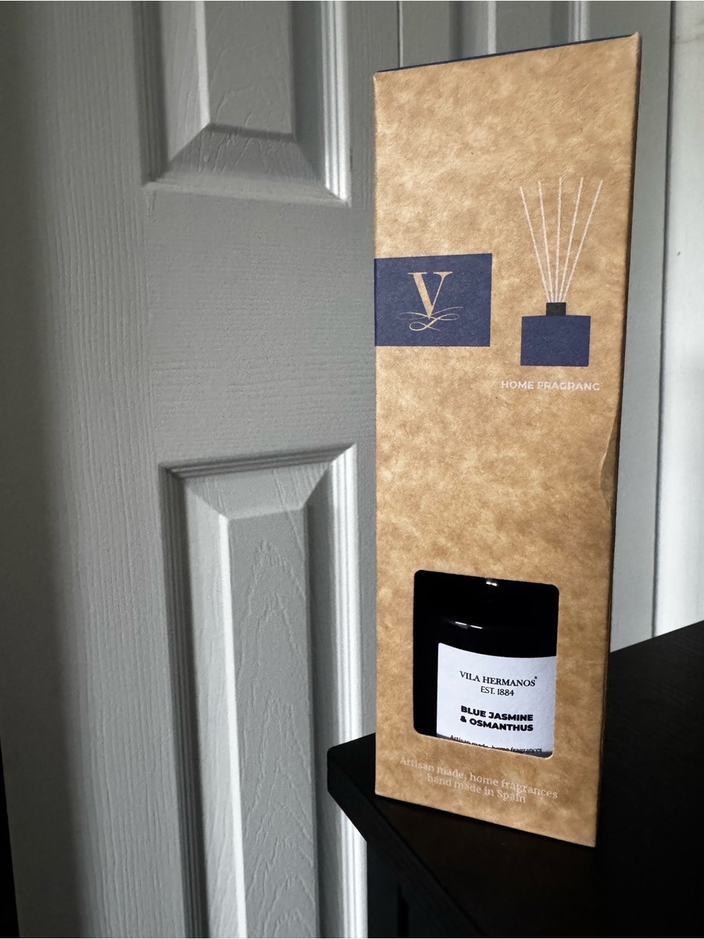 Vila Hermanos Blue Jasmine & Osmanthus Reed Diffuser - Tan Packaging